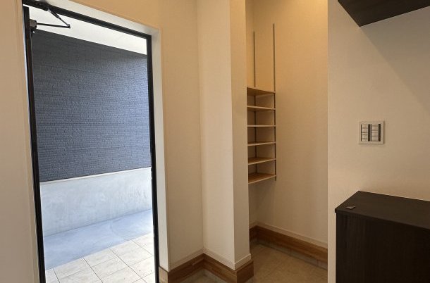 SICつきの広い玄関と玄関ポーチ