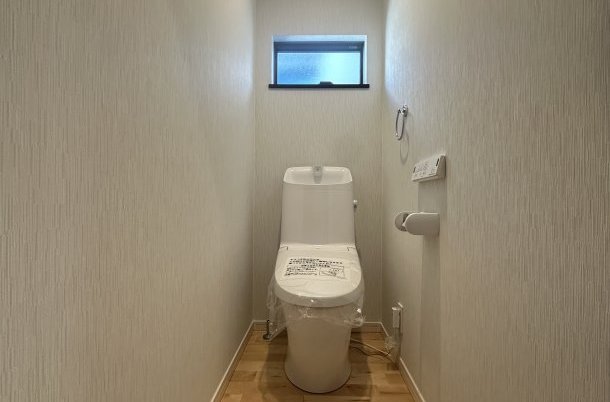 トイレにも窓有ります。