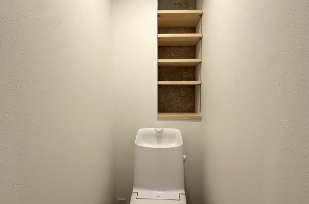 収納つきの1階トイレ